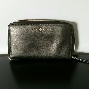 Used TORY BURCH Wallet ,with signs of wear but goo